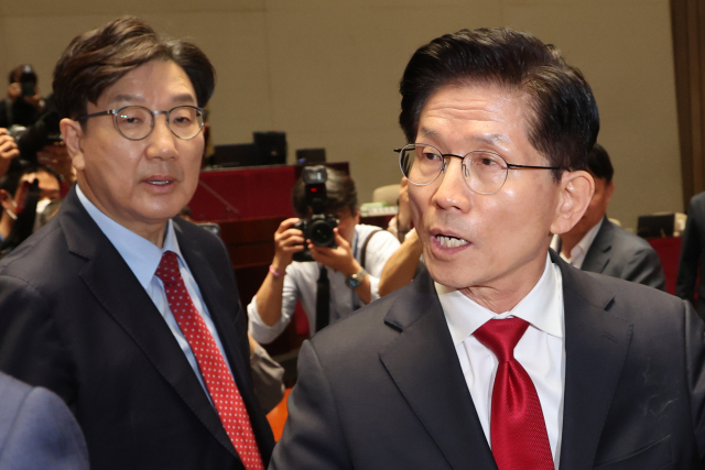 김문수 국민의힘 대선 후보가 9일 국회에서 열린 의원총회에서 당 지도부 주도의 단일화 작업에 반발한 뒤 의총장을 나가고 있다. 연합뉴스