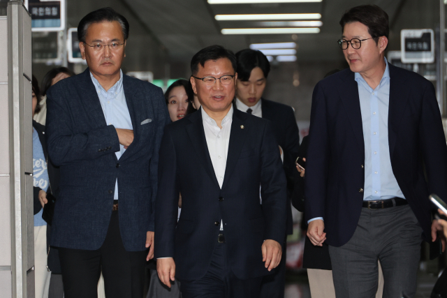 이양수(가운데) 국민의힘 사무총장이 9일 서울 여의도 국회에서 재개된 김문수 대선 후보와 한덕수 무소속 대선 예비 후보 간의 단일화 협상에 참석하고 있다. 연합뉴스
