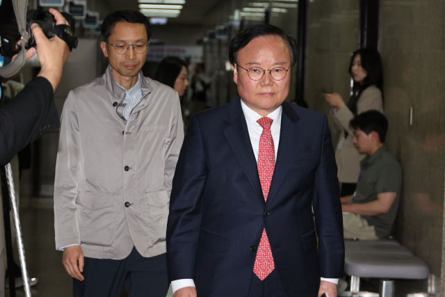 김문수 국민의힘 대선 후보 측의 김재원(오른쪽) 비서실장이 9일 서울 여의도 국회에서 재개된 국민의힘 김문수 대선 후보와 무소속 한덕수 대선 예비 후보 간의 단일화 협상에 참석하고 있다. 김 후보측은 지지 정당을 묻지 않는 방식의 여론조사를 주장했지만 받아들여지지 않았다. 연합뉴스