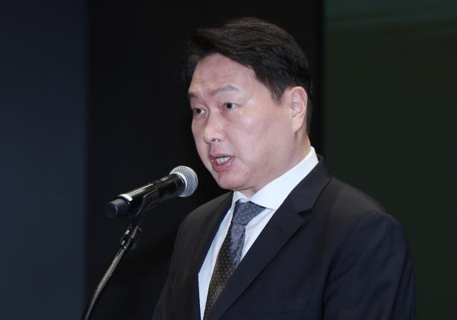 최태원 SK그룹 회장이 7일 오전 서울 중구 SK텔레콤 T타워 SUPEX홀에서 SK텔레콤의 해킹 사고와 관련해 대국민 사과를 하고 있다. 성형주 기자