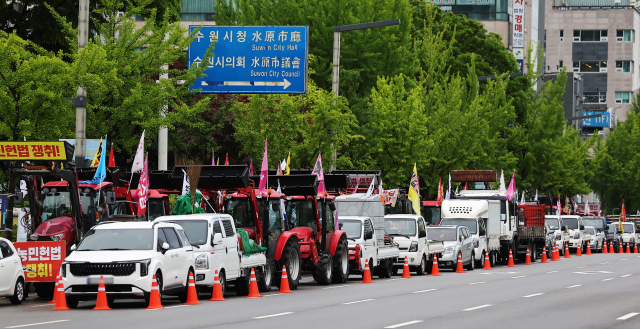 9일 오후 5시께 경기도 수원시 올림픽공원 앞에서 전국농민회총연맹(전농)이 조직한 전봉준투쟁단이 트랙터를 동원한 상경 시위를 준비하고 있다. 연합뉴스