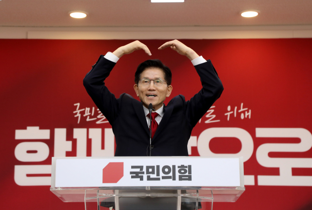 국민의힘 김문수 대선 후보가 9일 경기도 수원시 장안구 경기도당에서 열린 경기도당 선거대책위원회 발대식에서 당원들을 향해 인사하고 있다. 연합뉴스