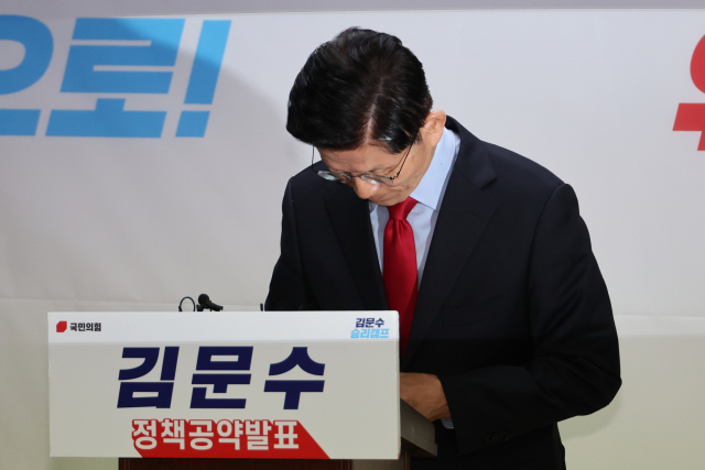 김문수 국민의힘 대선 후보가 10일 서울 여의도 캠프 사무실에서 긴급 기자회견을 열어 당 지도부 주도의 사상 초유 대선 후보 교체 강행에 대한 입장을 밝힌 뒤 인사하고 있다. 연합뉴스