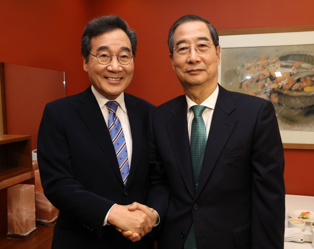6일 서울 중구 컨퍼런스하우스달개비에서 무소속 한덕수 대선 예비후보와 이낙연 전 국무총리가 오찬 회동을 하기 전 악수하고 있다. 연합뉴스