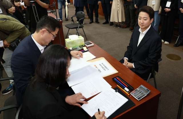 이준석 개혁신당 대선 후보가 10일 경기도 과천 중앙선거관리위원회에서 제21대 대통령선거 후보 등록을 하고 있다. 연합뉴스