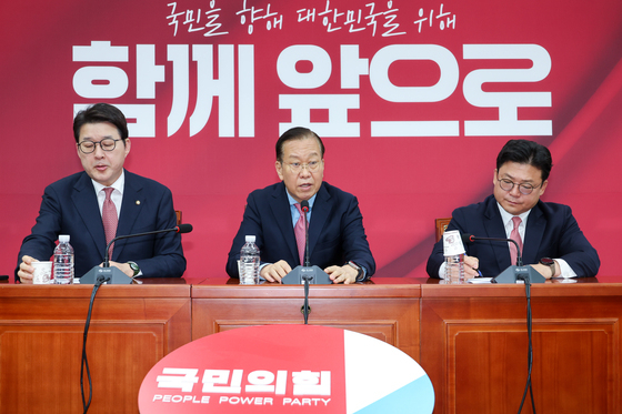 권영세 국민의힘 비상대책위원장이 10일 서울 여의도 국회에서 김문수 대통령 후보 자격 취소·한덕수 전 총리 입당 및 대선후보 등록 과정에 대해 기자회견을 하고 있다. 왼쪽부터 신동욱 수석대변인, 권 비대위원장, 강명구 의원. 뉴스1