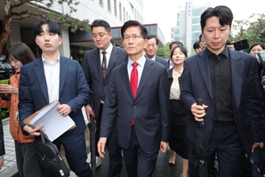 "새벽취소 위법" Vs "교체 불가피"…후보 재선출 놓고 金·국힘 충돌