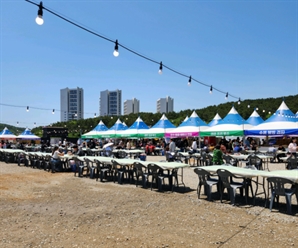 "살다 살다 이런 경험 처음"…돈 내고 '난민체험' 했다는 최악의 축제, 어땠길래?