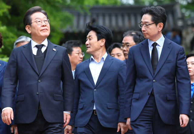 영남 신라벨트 골목골목 경청투어에 나선 더불어민주당 이재명 대선 후보가 10일 경남 남해군 설천면 충렬사에서 이순신 장군 참배를 마친 뒤 이동하고 있다. 창녕=연합뉴스
