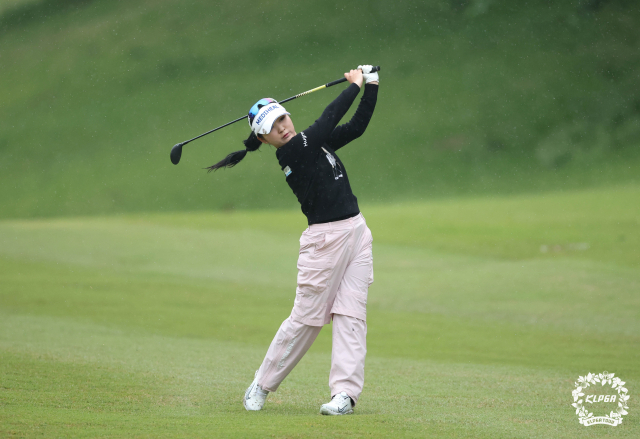 17번 홀 두 번째 샷하는 이예원. 사진 제공=KLPGA