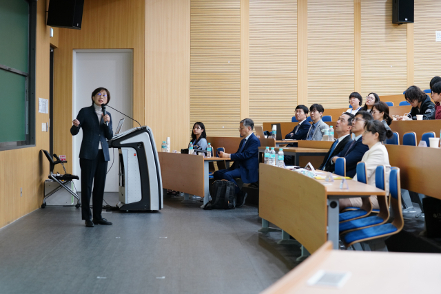 9일 서울대에서 열린 '제1차 자연과학 미래 포럼'에서 김빛내리 서울대 생명과학부 교수가 강연을 진행하고 있다. 사진=서울대 자연과학대