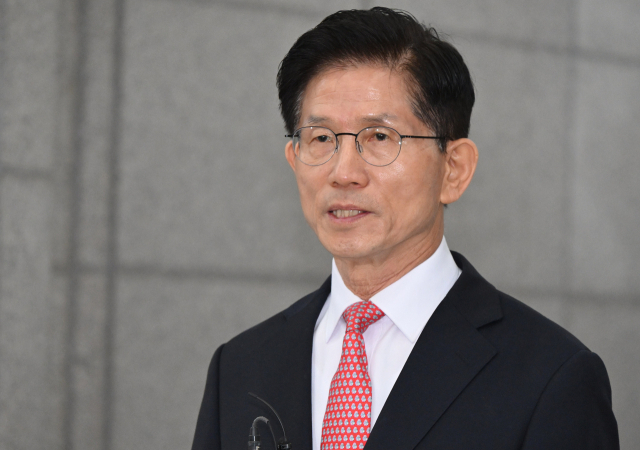 김문수 국민의힘 대선 후보가 11일 경기도 과천 중앙선거관리위원회에서 제21대 대통령선거 후보 등록 후 취재진 질문에 답하고 있다. 연합뉴스