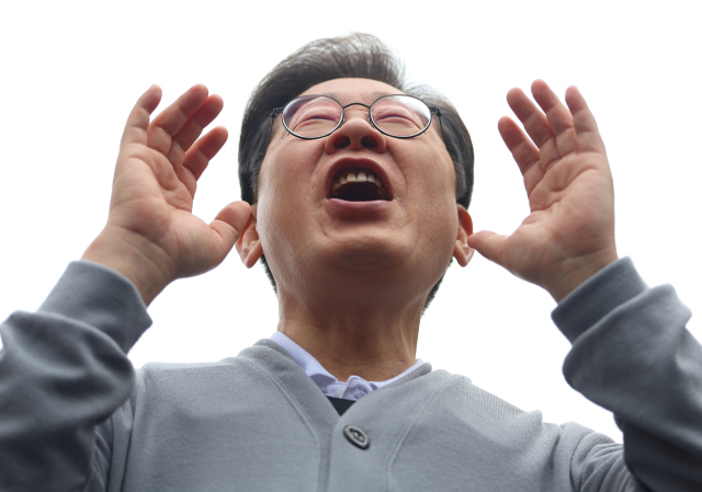 남도문화벨트 골목골목 경청투어에 나선 더불어민주당 이재명 대선 후보가 11일 전남 화순군 화순읍을 방문해 연설을 하고 있다. 연합뉴스