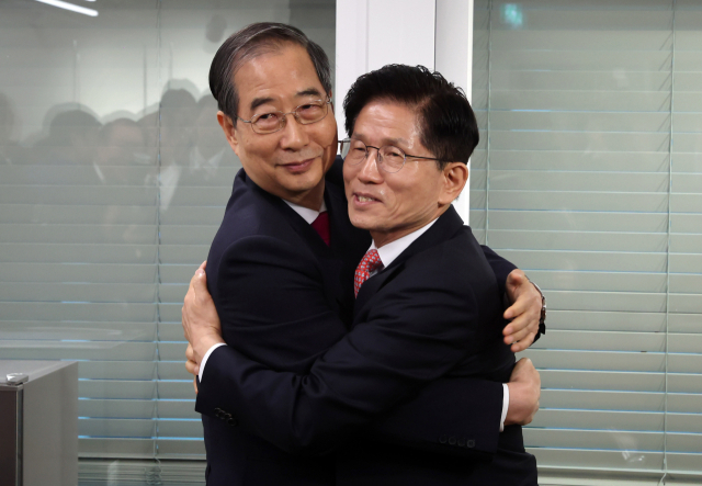 국민의힘 김문수(오른쪽) 대선 후보와 한덕수 전 국무총리가 11일 서울 여의도 국민의힘 대선후보 사무실에서 회동을 마친 뒤, 포옹하고 있다. 연합뉴스
