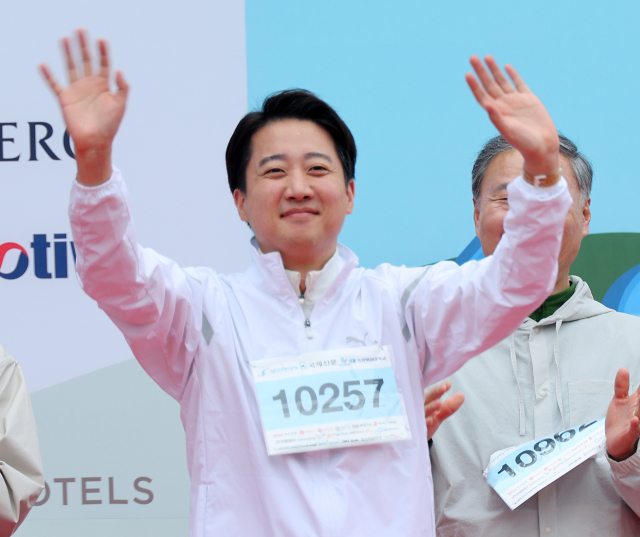 개혁신당 이준석 대선 후보가 11일 오전 부산 해운대구 벡스코 일대에서 열린 다이아몬드브릿지 걷기축제에 참가해 시민들에게 인사하고 있다. 연합뉴스