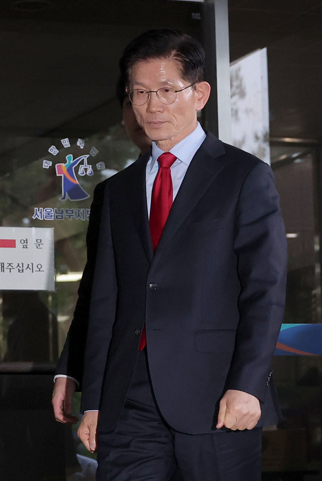 국민의힘 김문수 대선 후보가 10일 서울 양천구 서울남부지방법원에서 열린 당의 후보 선출 취소 가처분신청 사건 심문 기일에 출석한 뒤 법정을 나서고 있다. 연합뉴스