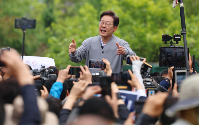 남도문화벨트 골목골목 경청투어에 나선 이재명 더불어민주당 대선 후보가 11일 전남 화순군 화순읍을 방문해 연설을 하고 있다. 연합뉴스