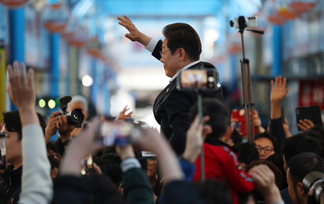영남 신라벨트 골목골목 경청투어에 나선 이재명 더불어민주당 대선 후보가 10일 경남 사천시 사천읍시장을 찾아 지지자들 앞에서 연설하고 있다. 연합뉴스