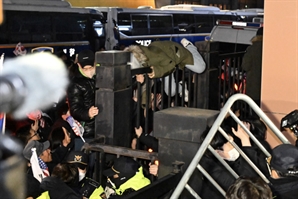 "군중 심리로 나섰다" 선처 호소에도…서부지법 난동 30대, 결국 징역형