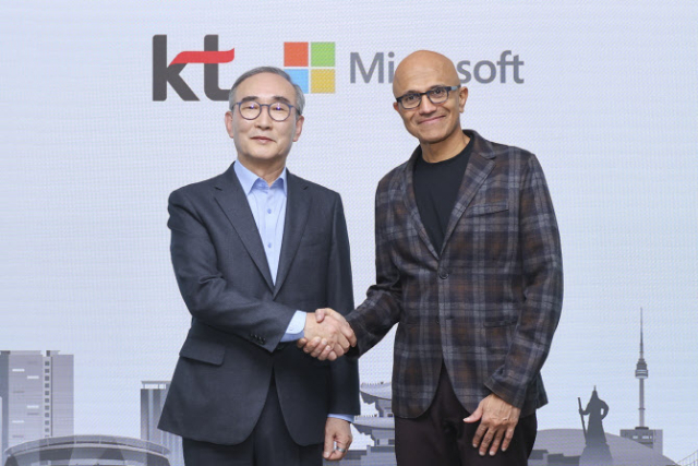 김영섭 KT대표(왼쪽)와 사티아 나델라 MS CEO가 지난 3월 서울 광화문 KT 사옥에서 만났다. 사진제공=KT