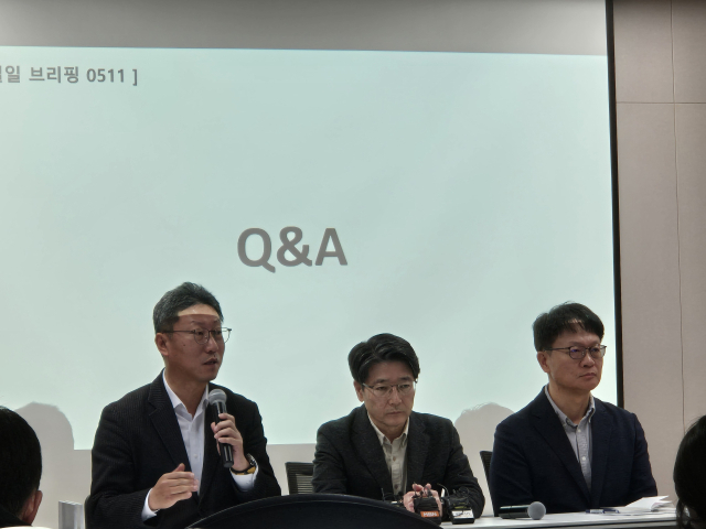 김희섭(왼쪽) SK텔레콤 PR센터장이 11일 서울 을지로 삼화타워에서 열린 일일브리핑에서 질문에 답하고 있다. 김기혁기자