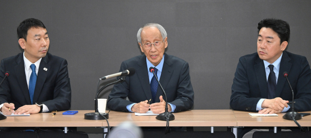 윤여준 더불어민주당 총괄상임선거대책위원장이 11일 서울 여의도 민주당사에서 기자회견을 열고 선거 전반에 대한 민주당의 기조를 밝히고 있다. 오승현 기자 2025.05.11