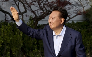 尹 "민주당 맞서 단결해야"…한동훈 "尹 출당해야"