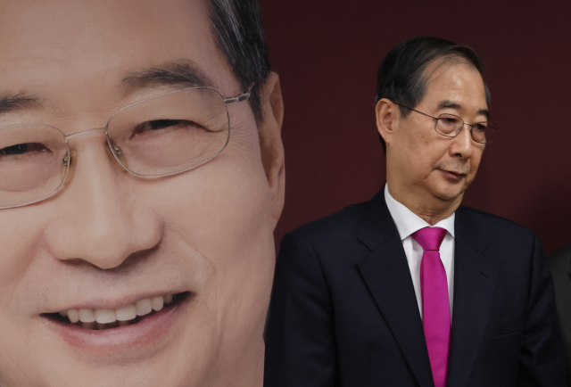 한덕수 대통령선거 예비후보가 11일 서울 여의도 캠프 사무실에서 기자회견을 마친 뒤 이동하고 있다. 연합뉴스