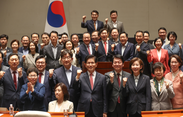 김문수 국민의힘 대선 후보가 11일 서울 여의도 국회에서 열린 당 의원총회에서 의원들과 기념 촬영하고 있다. 연합뉴