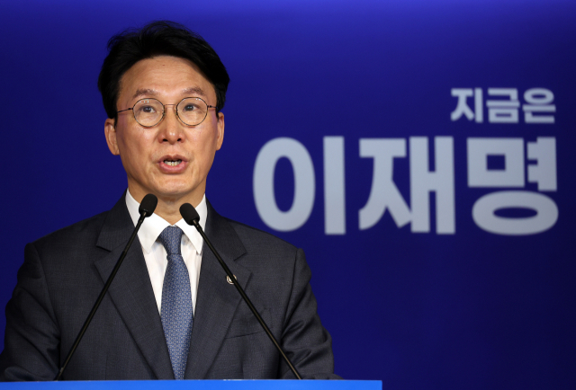 김민석 더불어민주당 상임 공동선대위원장이 11일 서울 영등포구 당사에서 김문수 국민의힘 대선 후보 확정 관련 입장 발표 기자회견을 하고 있다. 연합뉴스