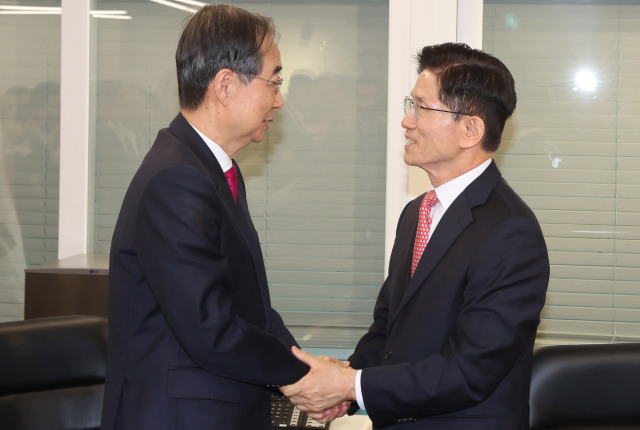 국민의힘 김문수 대선 후보와 한덕수 전 국무총리가 11일 서울 여의도 국민의힘 대선후보 사무실에서 회동하고 있다. 연합뉴스