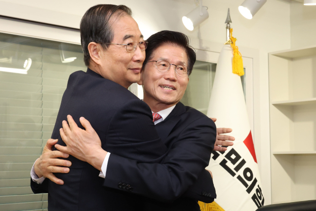 국민의힘 김문수(오른쪽) 대선 후보와 한덕수 전 국무총리가 11일 국민의힘 당사에서 만나 포옹하고 있다. 연합뉴스