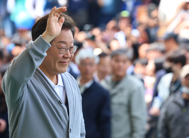 남도문화벨트 골목골목 경청투어에 나선 이재명 더불어민주당 대선 후보가 11일 전남 해남군 해남읍 군민광장을 방문해 연설에 앞서 지지자들에게 인사를 하고 있다. 연합뉴스