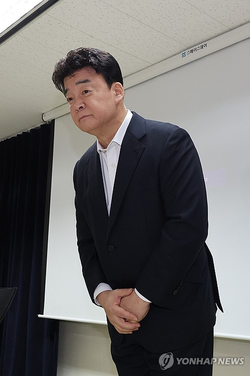 수사 선상 오른 백종원에 ‘파묘’ 열풍…“공익신고인가, 놀이 문화인가”