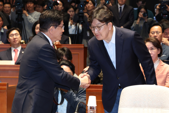 (서울=뉴스1) 이광호 기자 = 김문수 국민의힘 대통령 후보가 11일 여의도 국회에서 열린 의원총회에 참석해 권성동 원내대표와 악수하고 있다. 뉴스1