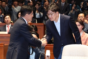 권성동 유임에 힘실은 김문수 "대선 국면서 교체 부적절"