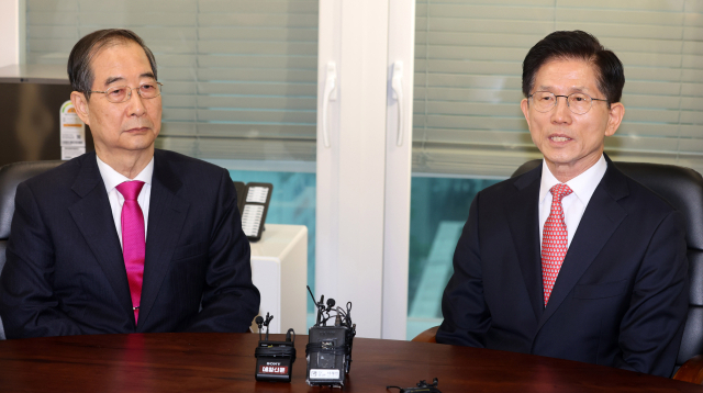 김문수 국민의힘 대선 후보와 한덕수 전 국무총리가 11일 국민의힘 대선 후보 사무실에서 회동하고 있다. 연합뉴스