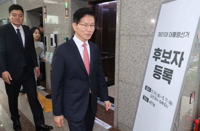 김문수 국민의힘 대선 후보가 11일 중앙선거관리위원회에서 제21대 대통령 선거 후보 등록을 마치고 밖으로 나서고 있다. 연합뉴스