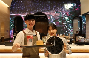 “야근족·카공족 환영”…스벅, 밤 10시까지 문 연다