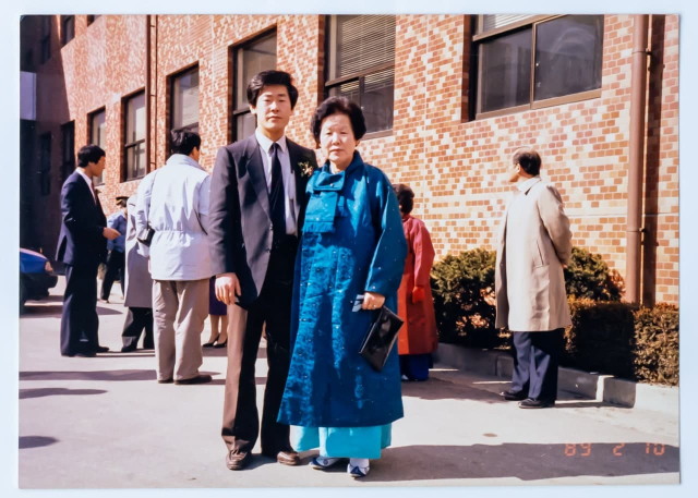 1989년 사법연수원 졸업식에서 모친인 고(故) 구호명 여사와 기념 촬영을 하는 모습. 사진제공=더불어민주당