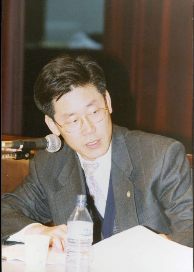 1990년대 중후반 이재명 후보가 변호사로 활동하던 시절 어느 토론회장에서 찍은 사진. 사진 제공=더불어민주당