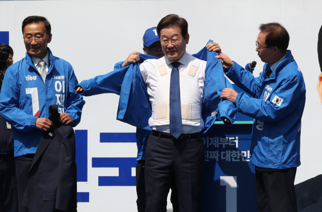 이재명 더불어민주당 대선 후보가 12일 서울 종로구 청계광장에서 출정식 성격의 '빛의 혁명' 유세를 하며 공식 선거운동을 시작하고 있다. 오승현 기자