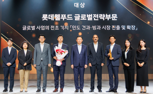 롯데가 12일 서울 송파구 롯데호텔 월드에서 ‘2025 롯데 어워즈’를 개최하고, 인도 시장 개척에 성과를 낸 롯데웰푸드를 대상으로 선정했다. 신동빈(왼쪽 다섯번째) 롯데 회장과 수상자인 이창엽(왼쪽 네번째) 롯데월푸드 대표가 기념촬영을 하고 있다. 사진 제공=롯데지주