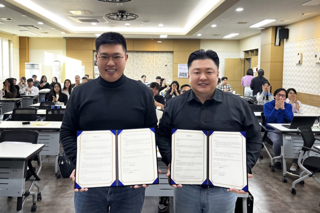 에스오에스랩 - 이엠에스 MOU 체결식에서 정지성(왼쪽) 에스오에스랩 대표이사와 이한찬 이엠에스 대표이사가 기념 촬영을 하고 있다.[사진=에스오에스랩]