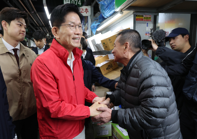 김문수, 가락시장에서 첫 유세…"민생·경제 대통령 되겠다"