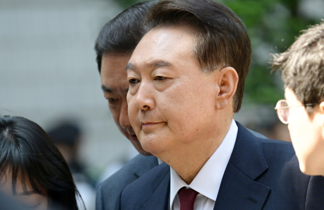 윤석열 전 대통령이 12일 서울 서초구 중앙지방법원에서 열린 내란 우두머리 혐의, 직권남용 권리행사방해 혐의 사건 3차 공판에 출석하고 있다. 연합뉴스