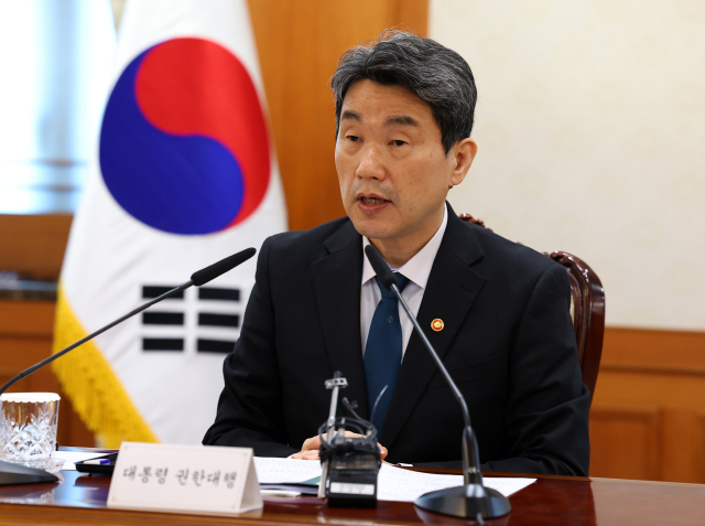 이주호 대통령 권한대행 부총리 겸 교육부 장관이 12일 정부서울청사에서 제21대 대통령 선거 대비 공명선거 관계장관회의를 하고 있다. 대통령실통신사진기자단