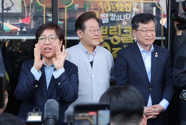 이재명 더불어민주당 이재명 대선 후보가 '골목골목 경청투어:국토종주편'에 나선 지난 7일 전북 진안군 새참거리에서 정은경 총괄선대위원장(왼쪽)이 지지를 호소하고 있다. 연합뉴스
