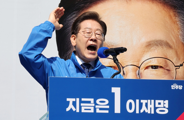 이재명 더불어민주당 대선 후보가 12일 서울 종로구 청계광장에서 출정식 성격의 '빛의 혁명' 유세를 하며 공식 선거운동을 시작하고 있다. 오승현 기자 2025.05.12