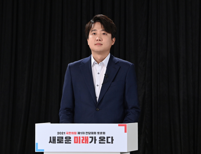 2021년 국민의힘 당대표에 출마한 이준석 후보가 서울 용산구 효창동 백범김구기념관에서 열린 국민의힘 제1차 전당대회 ‘오른소리 토론회’ 에 참석해 토론 준비를 하고 있다. 성형주 기자